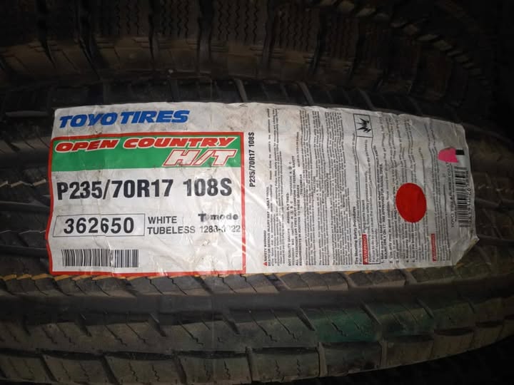 Toyo Tires – Open Country H/T – 235/70R17 108S – Toutes Saisons